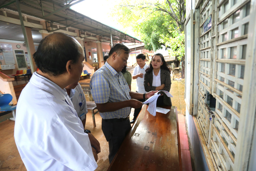 Đoàn giám sát ghi nhận tình hình thực tế tại khu vực cấp phát thuốc tại TTYT huyện Đức Cơ. Ảnh: Văn Ngọc Đoàn giám sát ghi nhận tình hình thực tế tại khu vực cấp phát thuốc tại TTYT huyện Đức Cơ. Ảnh: Văn Ngọc