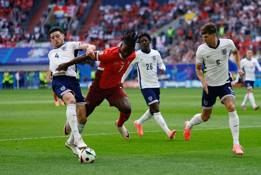 Thụy Sỹ sẵn sàng chuyển đổi trạng thái tạo ra uy hiếp cho khung thành đối phương. Ảnh: UEFA