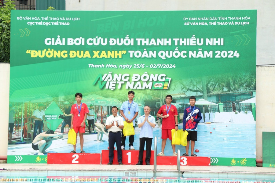 VĐV Trần Đăng Khoa trên bục nhận huy chương vàng ở giải đấu năm nay. Ảnh: Thanh Nhàn