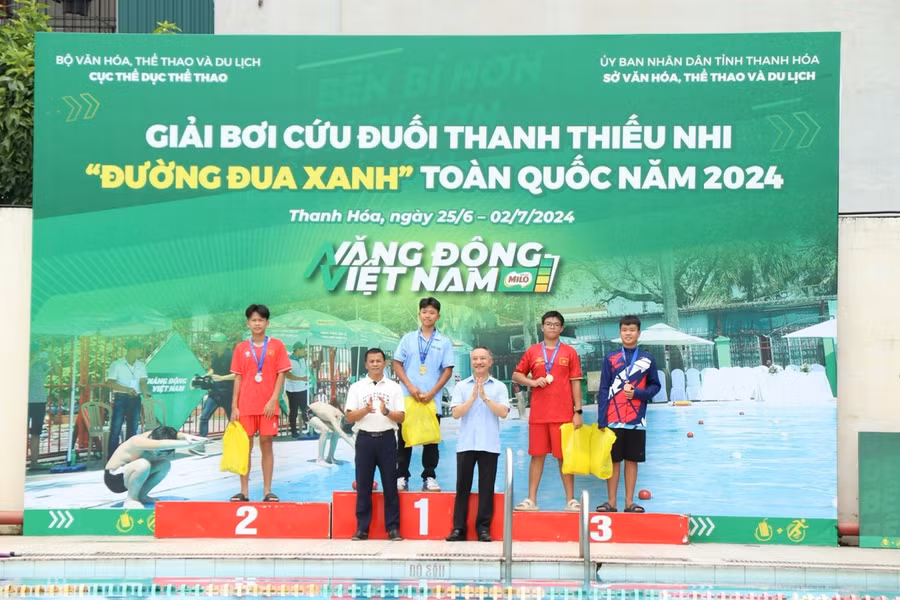 VĐV Trần Đăng Khoa trên bục nhận huy chương vàng ở giải đấu năm nay. Ảnh: Thanh Nhàn
