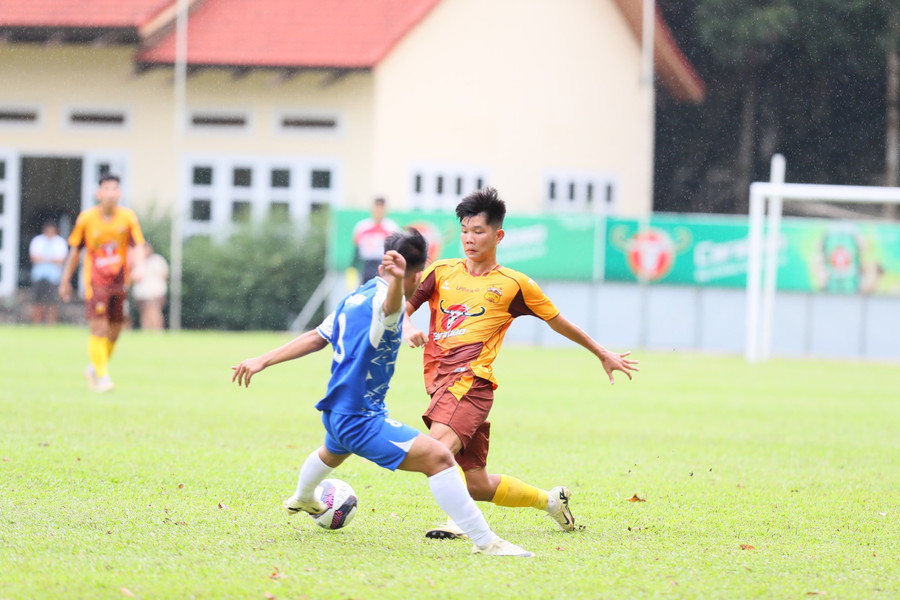 U21 LPBank HAGL (phải) chơi áp đảo trước đối thủ. Ảnh: Tuấn Trần
