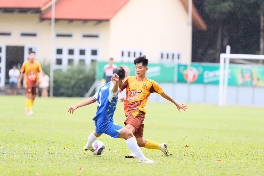 U21 LPBank HAGL (phải) chơi áp đảo trước đối thủ. Ảnh: Tuấn Trần
