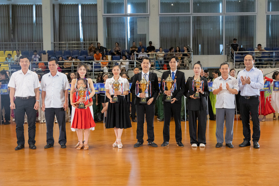 Các CLB có thành tích xuất sắc nhất giành giải toàn đoàn ở giải năm nay. Ảnh: Nam Dũng