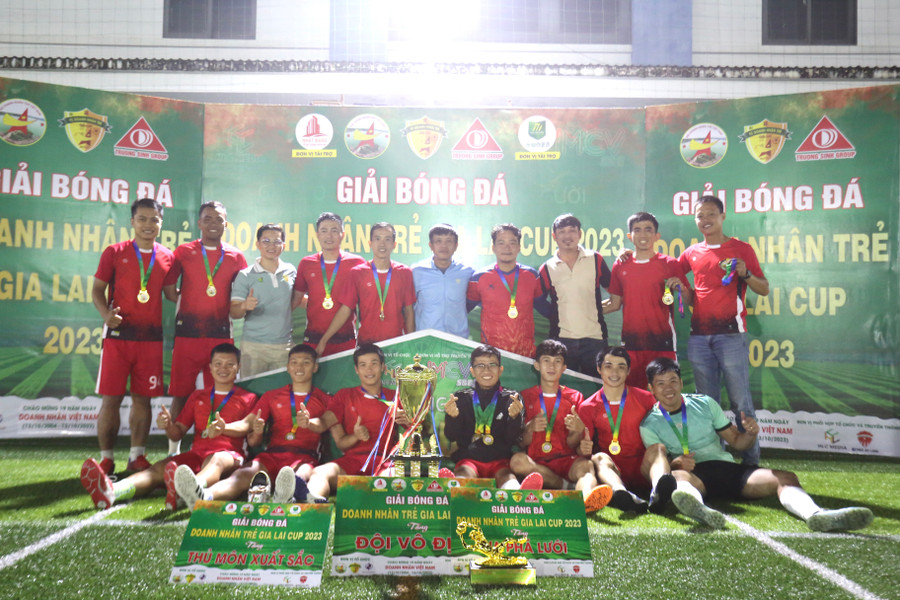 Các cầu thủ Yên Đỗ Gia Lai đã lên ngôi vô địch ở giải đấu năm nay. Ảnh: Văn Ngọc Các cầu thủ Yên Đỗ Gia Lai đã lên ngôi vô địch ở giải đấu năm nay. Ảnh: Văn Ngọc