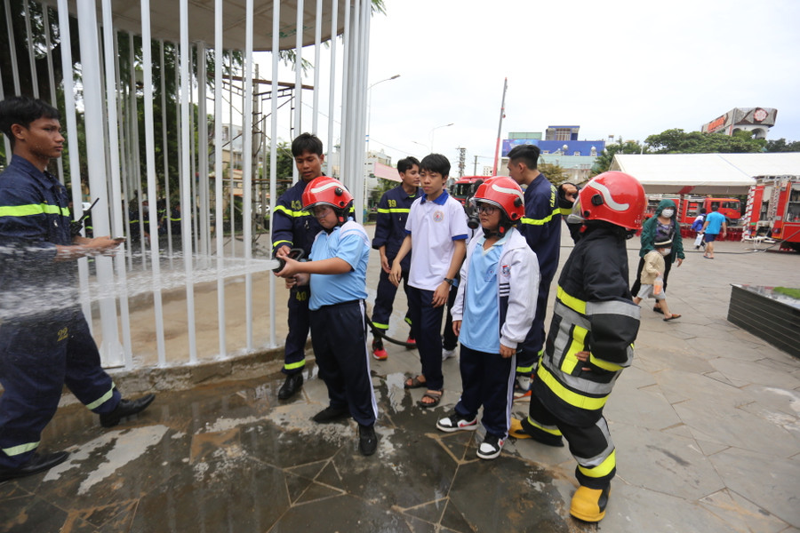 Các em đến với chương trình đã được trải nghiệm sử dụng vòi xịt chữa cháy. Ảnh: Ngọc Quân Các em đến với chương trình đã được trải nghiệm sử dụng vòi xịt chữa cháy. Ảnh: Ngọc Quân