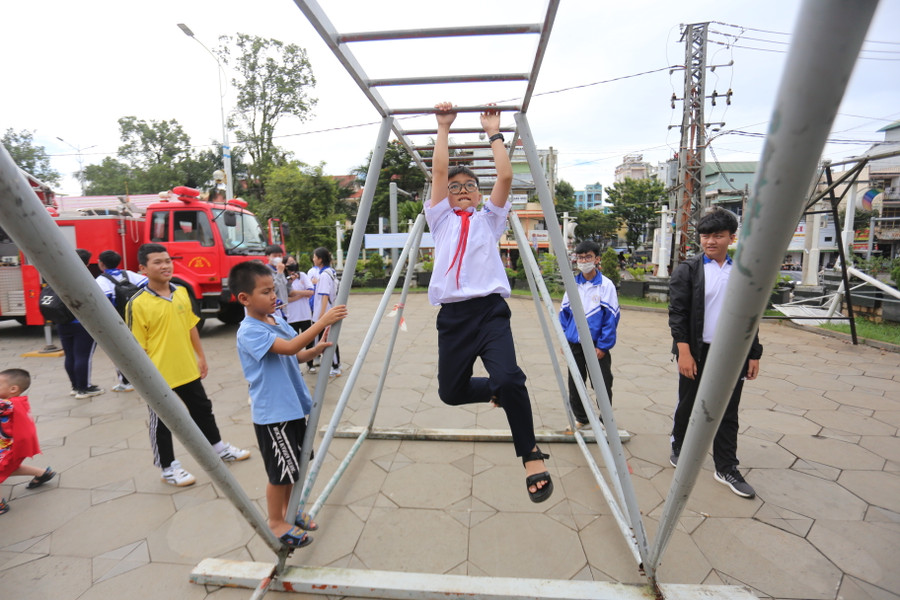 Các mô hình thoát nạn đã mang đến cho học sinh những trải nghiệm thực tế. Ảnh: Ngọc Quân Các mô hình thoát nạn đã mang đến cho học sinh những trải nghiệm thực tế. Ảnh: Ngọc Quân