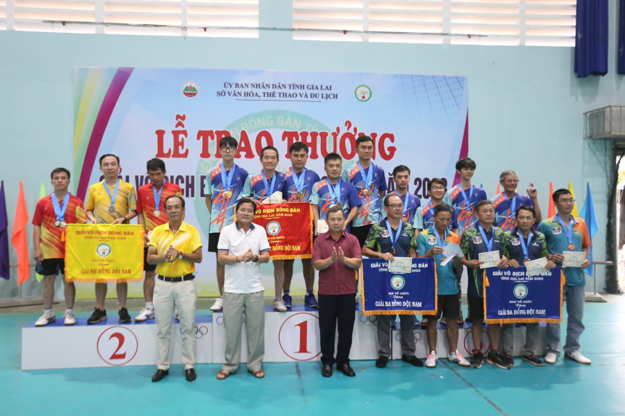 Ban tổ chức trao thưởng cho các tay vợt xuất sắc ở nội dung đồng đội nam. Ảnh: Văn Ngọc