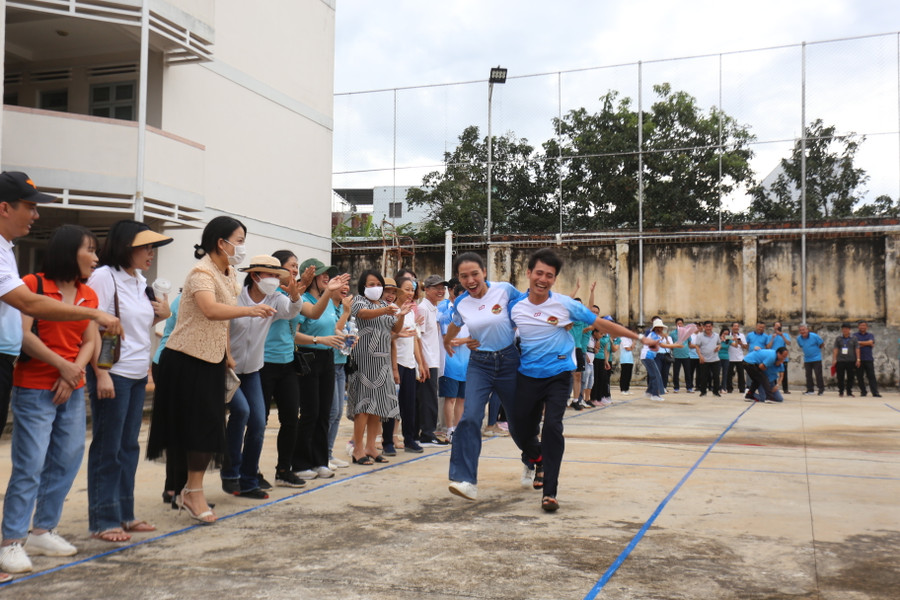 Khán giả cổ vũ cuồng nhiệt cho các VĐV thi đấu. Ảnh: Văn Ngọc