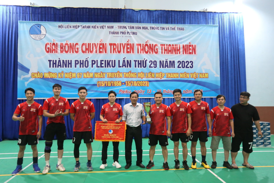Liên quân Công an-Tòa án TP. Pleiku đã giành chức vô địch ở giải năm nay. Ảnh: Văn Ngọc Liên quân Công an-Tòa án TP. Pleiku đã giành chức vô địch ở giải năm nay. Ảnh: Văn Ngọc