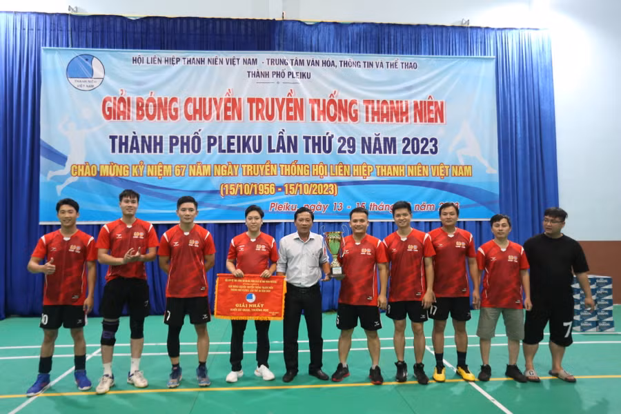 Liên quân Công an-Tòa án TP. Pleiku đã giành chức vô địch ở giải năm nay. Ảnh: Văn Ngọc