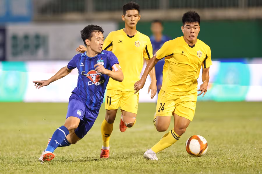 HAGL (bìa trái) đã tiếp tục thể hiện bộ mặt thất vọng. Ảnh: Văn Ngọc