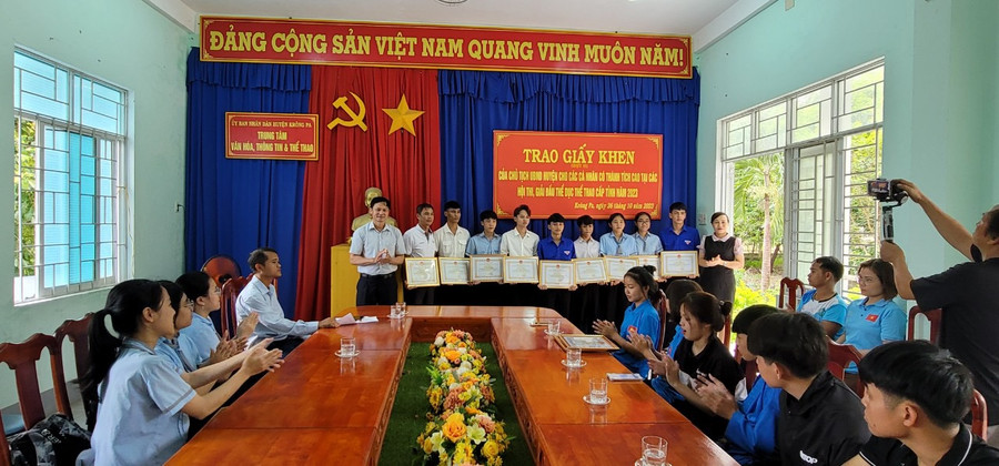 Trao Giấy khen của Chủ tịch UBND huyện cho 38 cá nhân. Ảnh: Ngô Mạo
