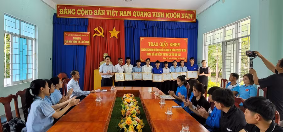 Trao Giấy khen của Chủ tịch UBND huyện cho 38 cá nhân. Ảnh: Ngô Mạo