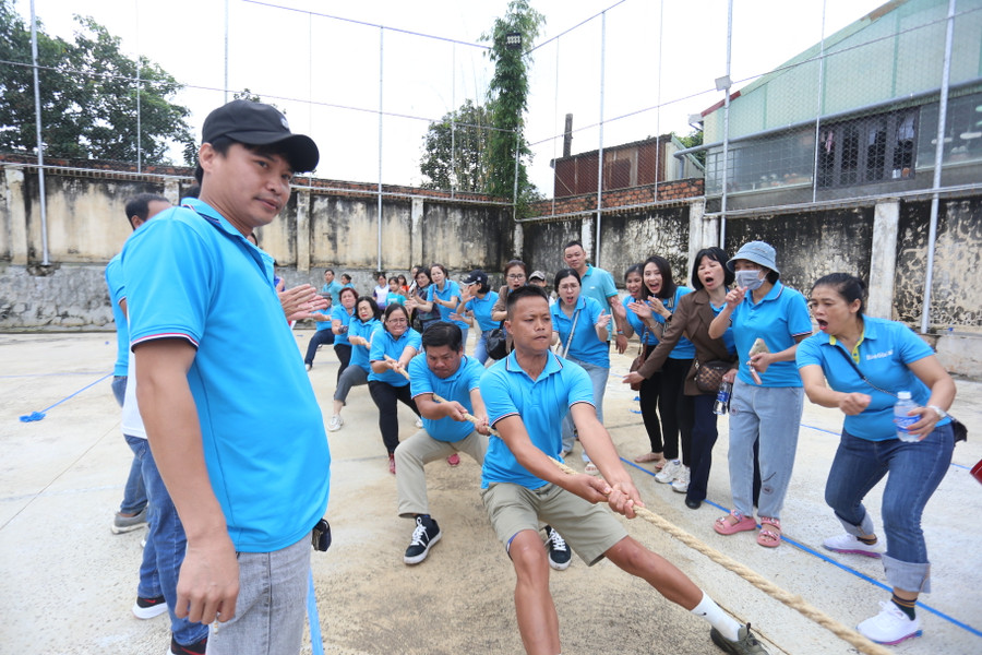 Đội kéo co của Báo Gia Lai đã có màn giằng co kịch tính với Văn phòng Tỉnh ủy. Ảnh: Quang Tấn