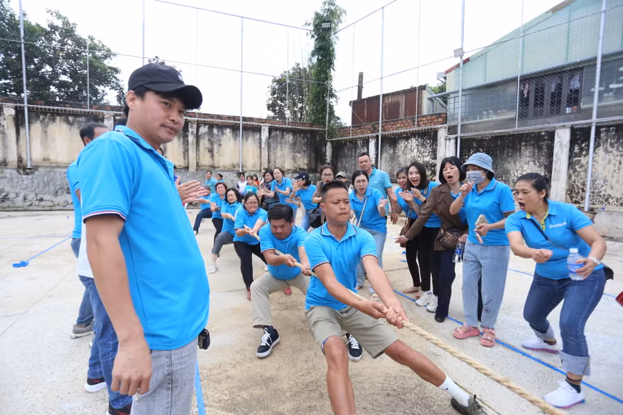 Đội kéo co của Báo Gia Lai đã có màn giằng co kịch tính với Văn phòng Tỉnh ủy. Ảnh: Quang Tấn