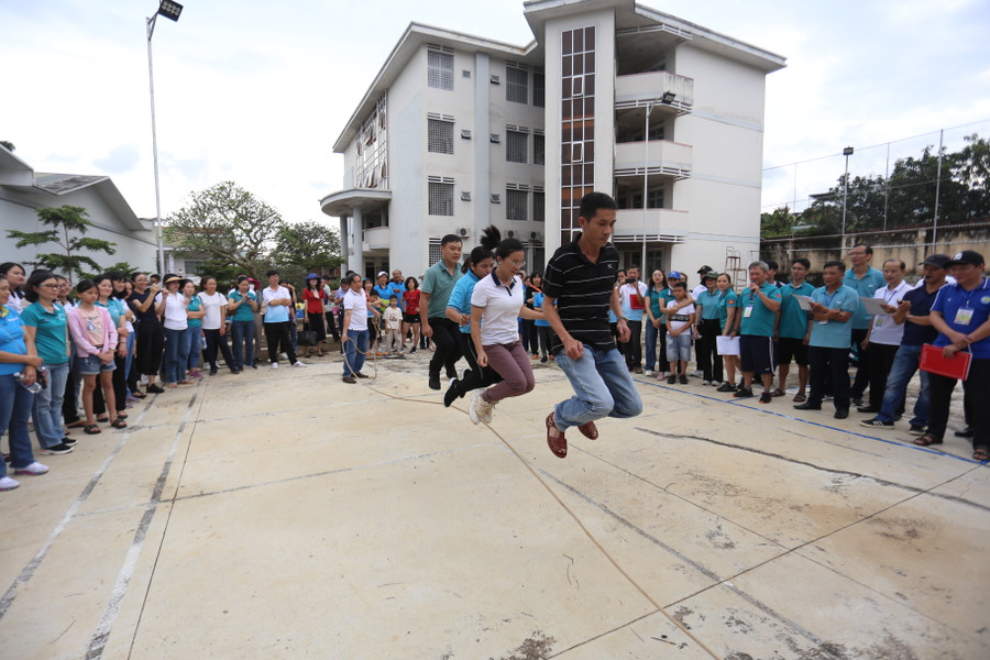 Các VĐV thi đấu môn nhảy dây tập thể cần có màn phối hợp nhịp nhàng ở từng vị trí. Ảnh: Văn Ngọc