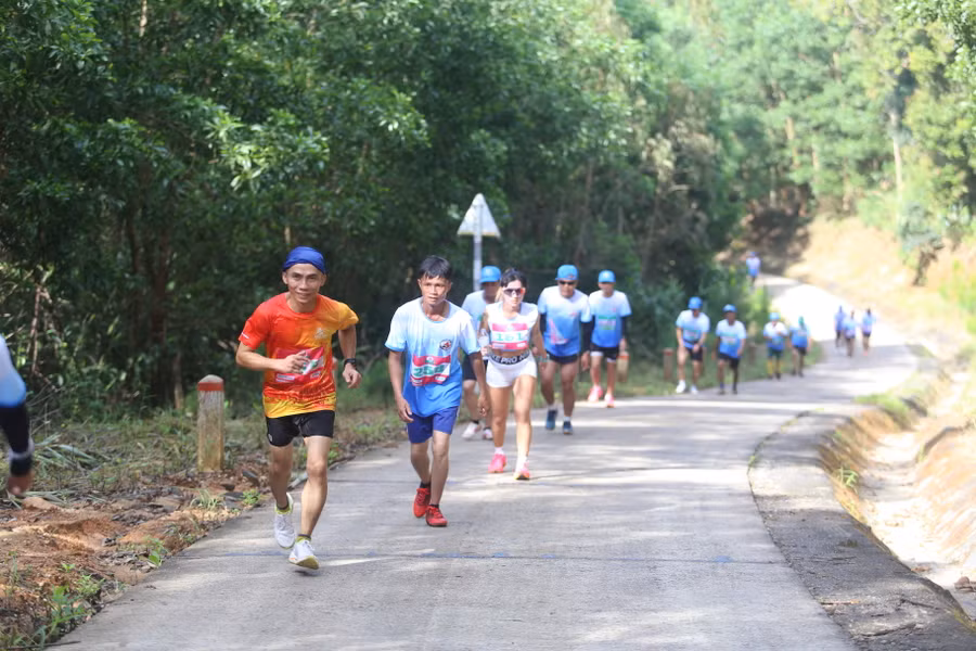 Các VĐV cần có kỹ thuật để xử lý những đoạn đường dốc. Ảnh: Văn Ngọc