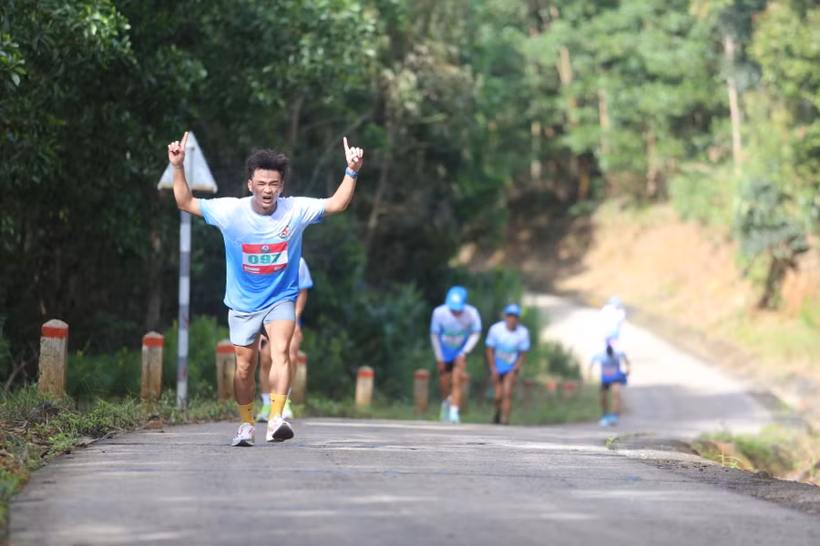 Cung đường dốc thực sự trở thành thách thức lớn với các VĐV. Ảnh: Văn Ngọc