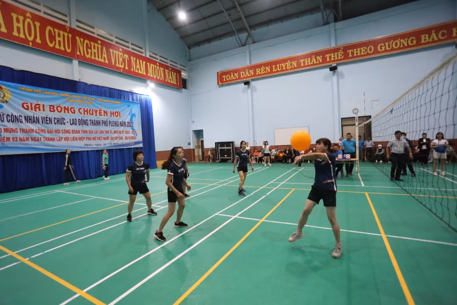 Giải là cơ hội để phát triển phong trào môn bóng chuyền hơi. Ảnh: Văn Ngọc