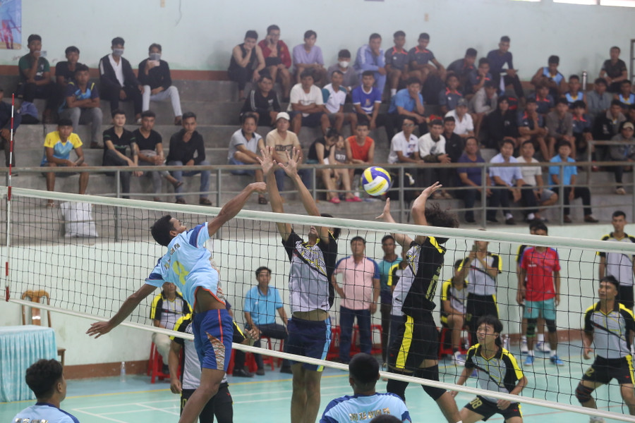 10 đội bóng sẽ tranh Cúp vô địch của giả. Ảnh: Văn Ngọc 10 đội bóng sẽ tranh Cúp vô địch của giả. Ảnh: Văn Ngọc