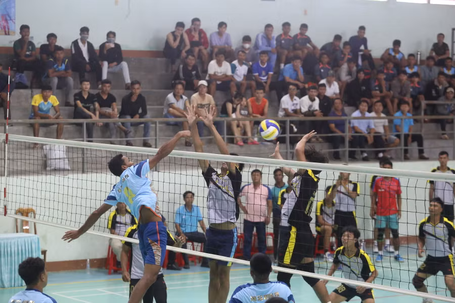 10 đội bóng sẽ tranh Cúp vô địch của giả. Ảnh: Văn Ngọc