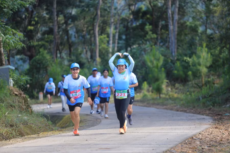 Các "bóng hồng" khá háo hức chinh phục các con dốc cao. Ảnh: Văn Ngọc
