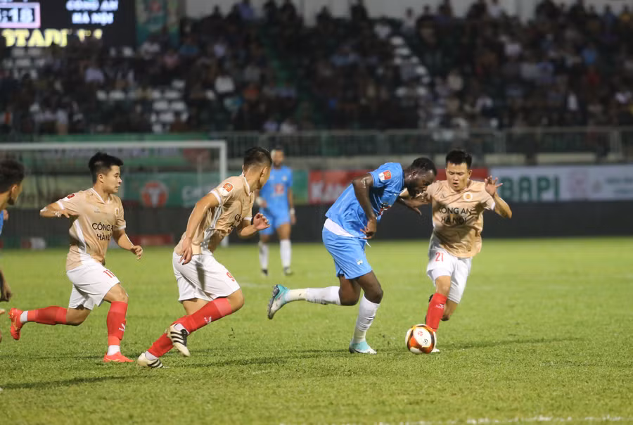 Tiền đạo Martin (thứ 2 từ phải qua) chơi tương đối mờ nhạt. Ảnh: Văn Ngọc