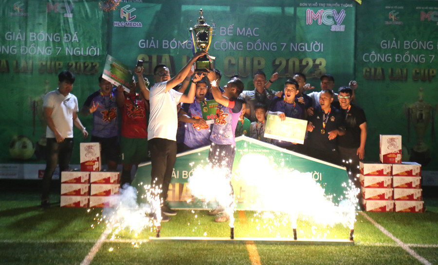 Yên Đỗ FC đã có chiến thắng sát nút để lên ngôi vô địch. Ảnh: Văn Ngọc