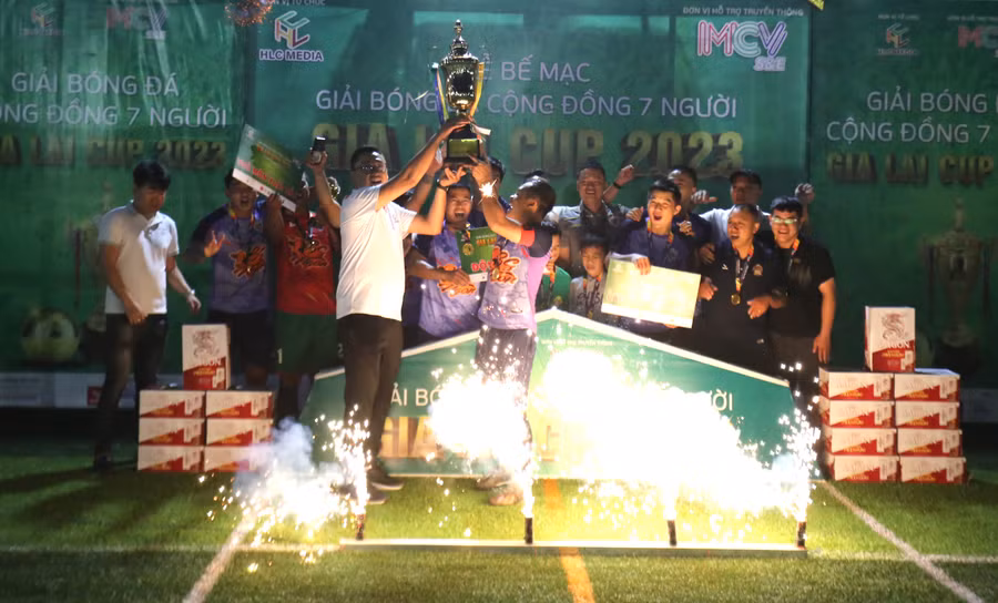 Yên Đỗ FC đã có chiến thắng sát nút để lên ngôi vô địch. Ảnh: Văn Ngọc