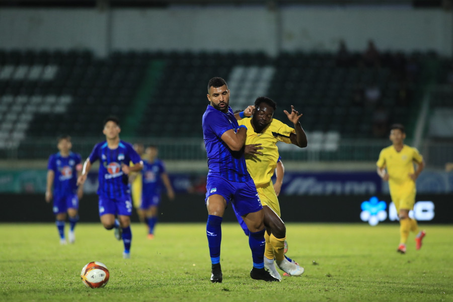 Jairo (trái) đã có siêu phẩm giúp HAGL mở tỷ số. Ảnh: Văn Ngọc