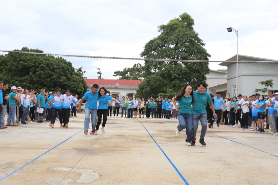 Các cặp VĐV chạy ba chân đã thể hiện tốc độ với sự ăn ý đáng nể. Ảnh: Văn Ngọc