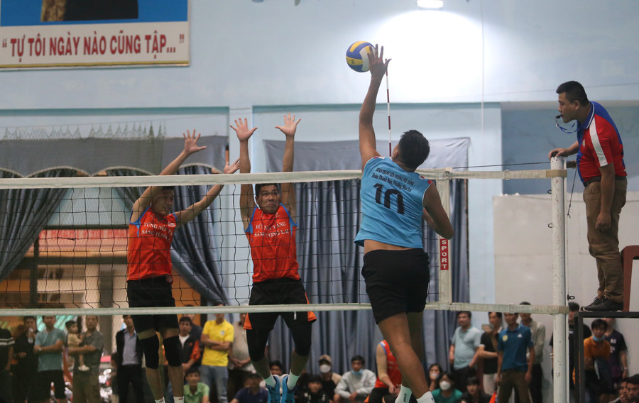 Các trận chung kết đã diễn ra với những pha bóng mãn nhãn người hâm mộ. Ảnh: Văn Ngọc Các trận chung kết đã diễn ra với những pha bóng mãn nhãn người hâm mộ. Ảnh: Văn Ngọc