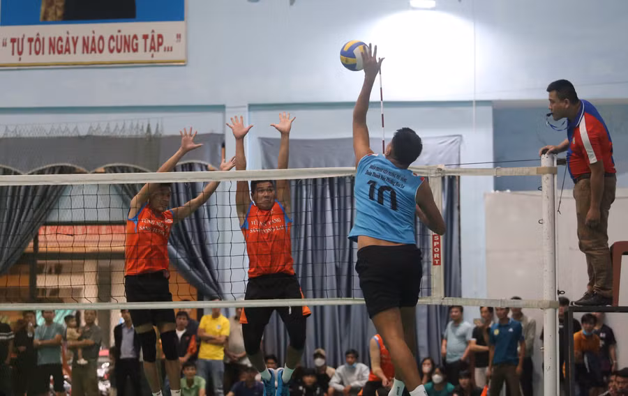 Các trận chung kết đã diễn ra với những pha bóng mãn nhãn người hâm mộ. Ảnh: Văn Ngọc