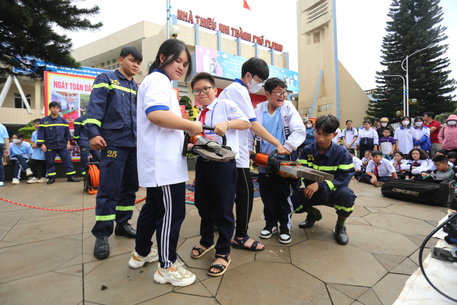 Các em học sinh khá hào hứng khi được tiếp cận với các phương tiện của lực lượng Cảnh sát PCCC và CNCH. Ảnh: Ngọc Quân Các em học sinh khá hào hứng khi được tiếp cận với các phương tiện của lực lượng Cảnh sát PCCC và CNCH. Ảnh: Ngọc Quân