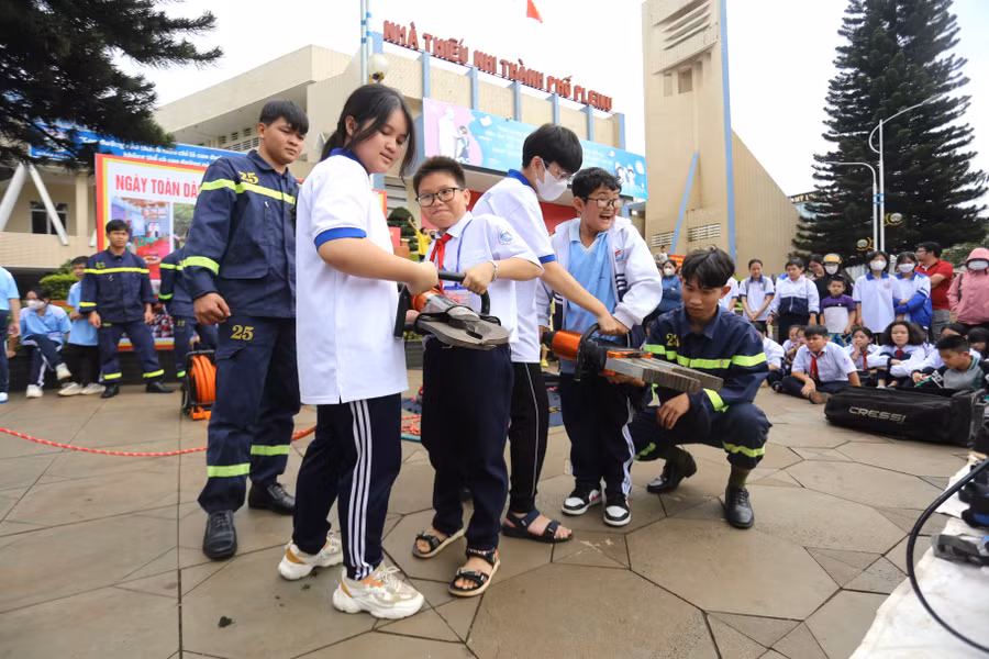 Các em học sinh khá hào hứng khi được tiếp cận với các phương tiện của lực lượng Cảnh sát PCCC và CNCH. Ảnh: Ngọc Quân Các em học sinh khá hào hứng khi được tiếp cận với các phương tiện của lực lượng Cảnh sát PCCC và CNCH. Ảnh: Ngọc Quân