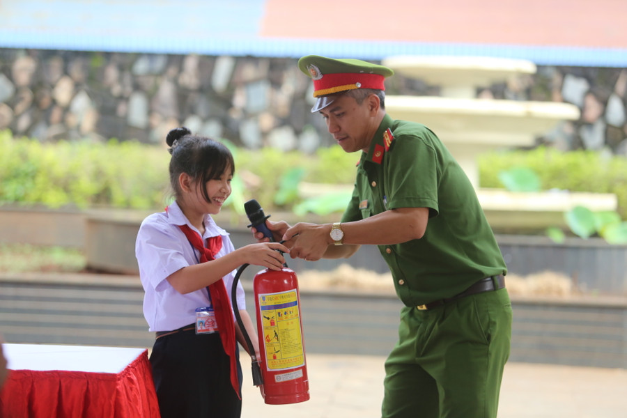 Các em học sinh thích thú khi được hướng dẫn sử dụng bình chữa cháy cầm tay tiện dụng. Ảnh: Ngọc Quân Các em học sinh thích thú khi được hướng dẫn sử dụng bình chữa cháy cầm tay tiện dụng. Ảnh: Ngọc Quân
