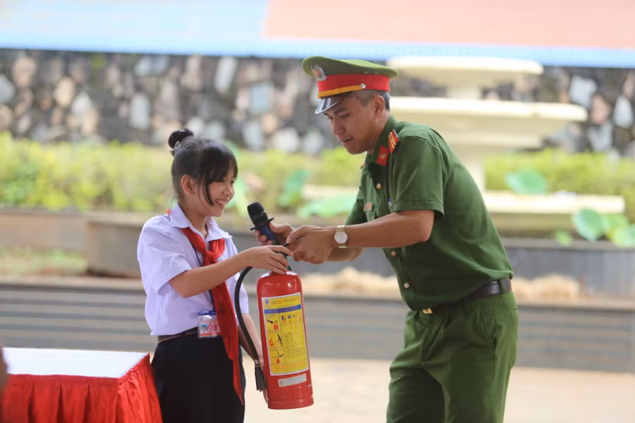 Các em học sinh thích thú khi được hướng dẫn sử dụng bình chữa cháy cầm tay tiện dụng. Ảnh: Ngọc Quân Các em học sinh thích thú khi được hướng dẫn sử dụng bình chữa cháy cầm tay tiện dụng. Ảnh: Ngọc Quân