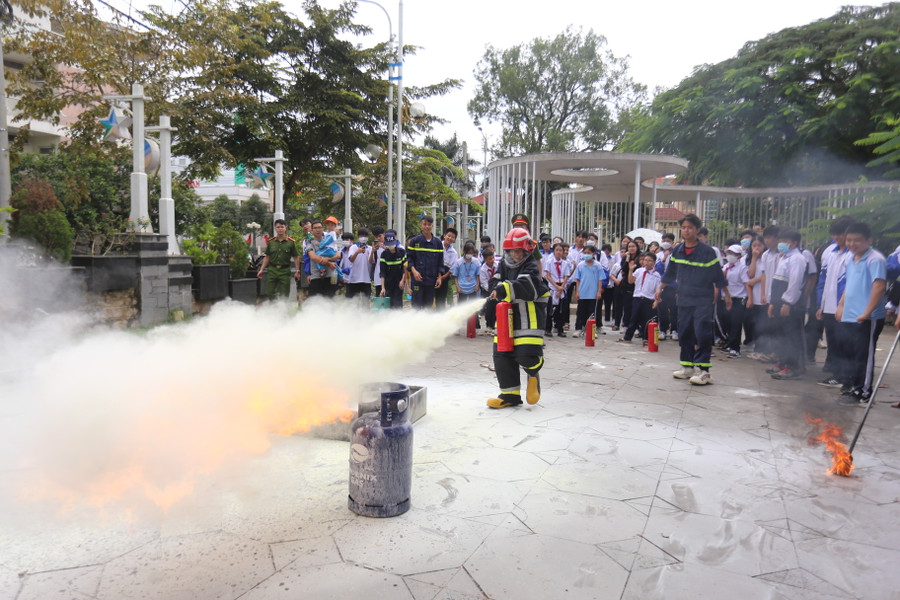 Nhiều em học sinh xung phong được thử thách dập tắt đám cháy. Ảnh: Ngọc Quân Nhiều em học sinh xung phong được thử thách dập tắt đám cháy. Ảnh: Ngọc Quân