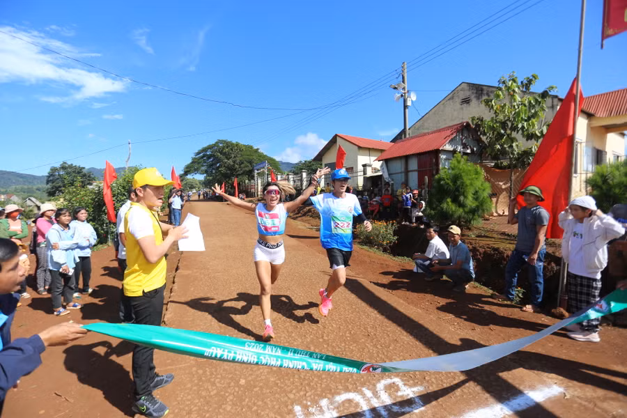 VĐV Phan Thị Tường Vy (trái) cán đích đầu tiên ở cự ly 8 km lứa tuổi 16-35 của nữ. Ảnh: Văn Ngọc