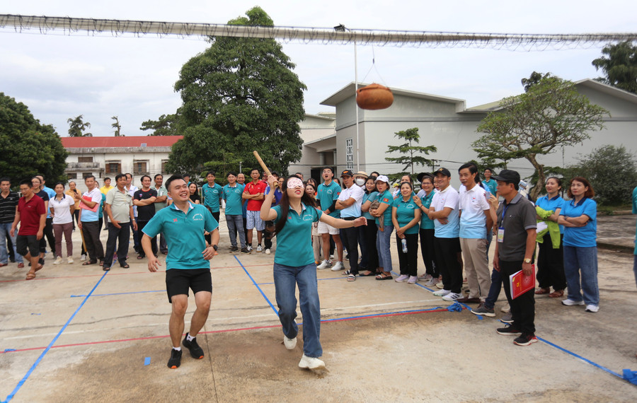 Rất nhiều tiếng cười rộn rã ở môn bịt mắt đập niêu. Ảnh: Văn Ngọc