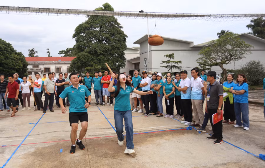 Rất nhiều tiếng cười rộn rã ở môn bịt mắt đập niêu. Ảnh: Văn Ngọc