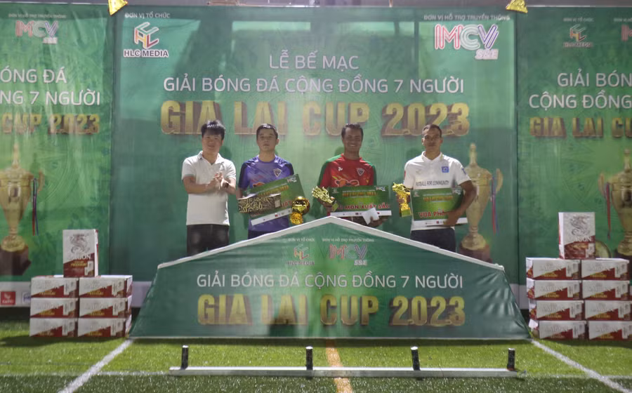 Ban tổ chức trao giải cho các cá nhân xuất sắc tại giải đấu. Ảnh: Văn Ngọc