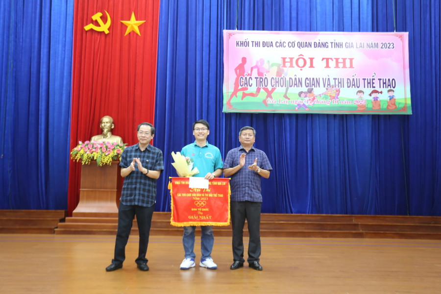 Đội Văn phòng Tỉnh ủy (giữa) đã giành giải nhất toàn đoàn ở Hội thi năm nay. Ảnh: Văn Ngọc