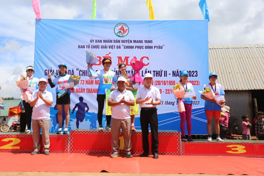 Ban tổ chức trao giải cho các VĐV nữ ở cự ly 8 km. Ảnh: Văn Ngọc Ban tổ chức trao giải cho các VĐV nữ ở cự ly 8 km. Ảnh: Văn Ngọc
