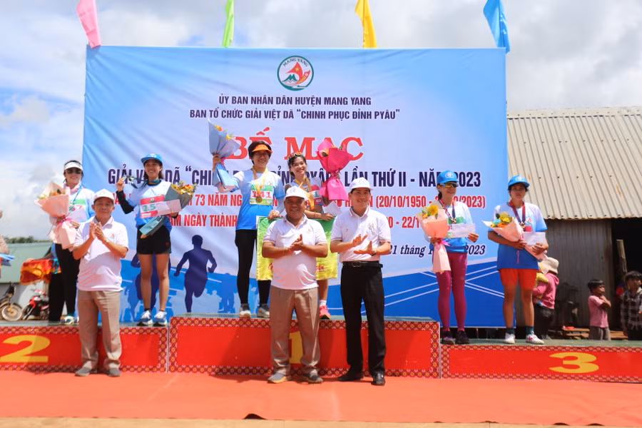 Ban tổ chức trao giải cho các VĐV nữ ở cự ly 8 km. Ảnh: Văn Ngọc