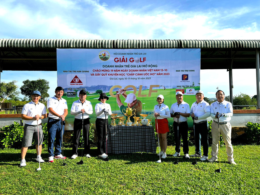 Các golfer tham gia giải nhằm gây quỹ khuyến học giúp đỡ học sinh nghèo. Ảnh: Hồng Thưởng Các golfer tham gia giải nhằm gây quỹ khuyến học giúp đỡ học sinh nghèo. Ảnh: Hồng Thưởng