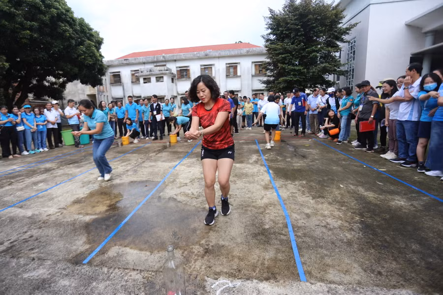 Môn tiếp nước bằng tay cần sự khéo léo của các VĐV. Ảnh: Văn Ngọc Môn tiếp nước bằng tay cần sự khéo léo của các VĐV. Ảnh: Văn Ngọc