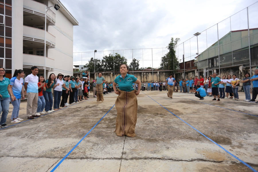 Trò chơi nhảy bao bố tiếp sức ở Hội thi năm nay diễn ra với chất lượng chuyên môn cao. Ảnh: Văn Ngọc