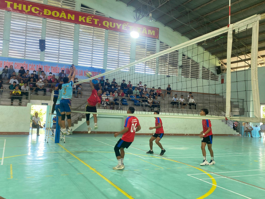 Trận đấu đã diễn ra hấp dẫn với những màn rượt đuổi tỷ số. Ảnh: Nguyễn Sang