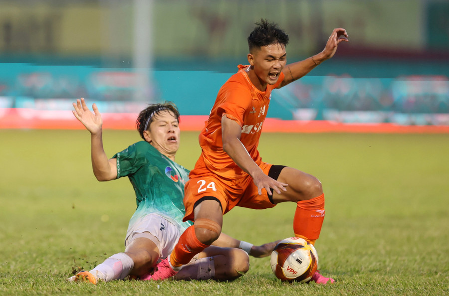 Các cầu thủ trẻ của SHB Đà Nẵng (phải) đã chơi cống hiến trước đối thủ được đánh giá cao hơn. Ảnh: Văn Ngọc